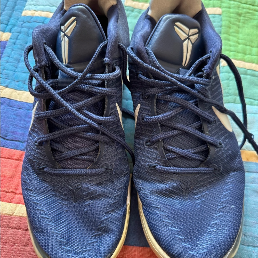 Men’s Nike Kobe Bryant shoes US size 10
